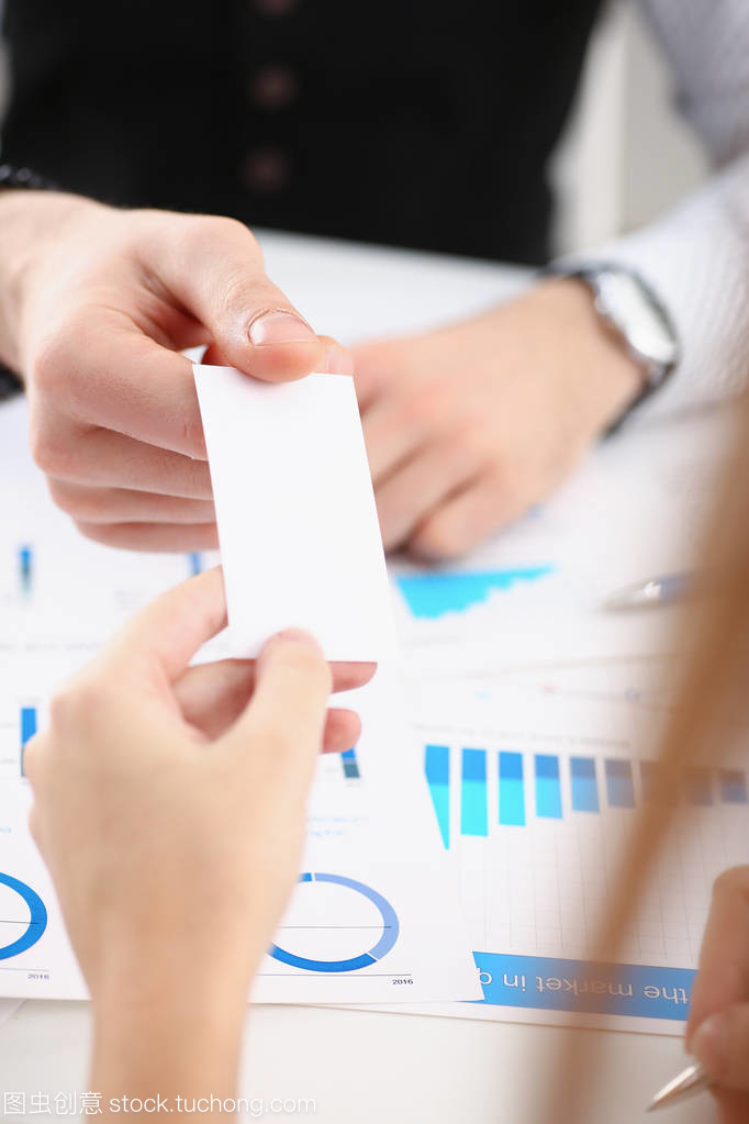 西裝革履與空白名片 銷售業(yè)務(wù)的微妙信號(hào)